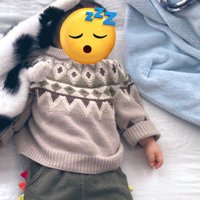 頭に猫の足を乗せられながら熟睡する赤ちゃん