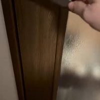 扉を開ける様子