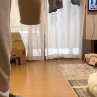 フリースの袖口を下にして持っている飼い主