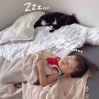 一緒に昼寝するふたり