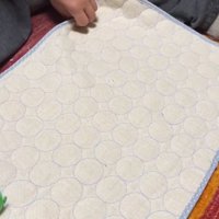 ペット用マットを床に敷く男性