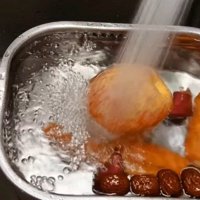 シャワーに打たれているリンゴといくつかの食べ物
