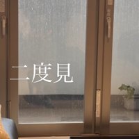 顔が見切れている猫