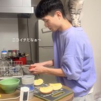 パパの肩の上に乗る保護猫