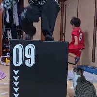 ジャンプトレーニングをする男の子