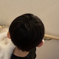 猫を抱き抱える小さな男の子