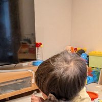 猫を抱きしめる男の子