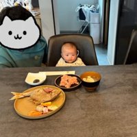テーブルと赤ちゃん