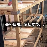板を張っている途中