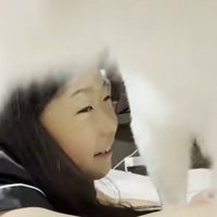 ベッドの上に寝転ぶ子どもと猫