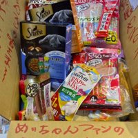 箱の中に入れられたたくさんのおやつ