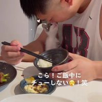 食事中の男性と子猫