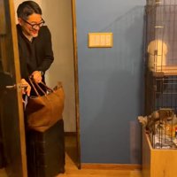 笑う男性