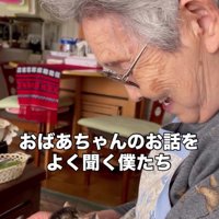 おばあちゃんと2匹の子猫