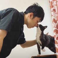 成長したお兄ちゃんと鼻先を近づけるきいちゃん