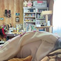 一緒に寝る猫と飼い主