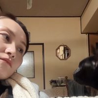 首をかしげる飼い主
