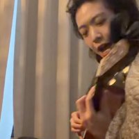 弾き語りする男性