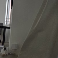 大きく揺れるカーテン
