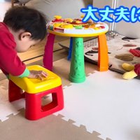 遊んでいる赤ちゃんと見守る猫