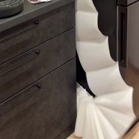 床に落ちていくキッチンペーパー