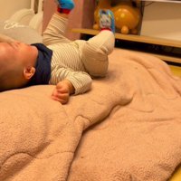 倒れ込む赤ちゃん