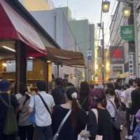 お店の前に集まる客たち