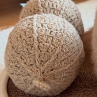 猫の隣に置かれたピーナッツのぬいぐるみ