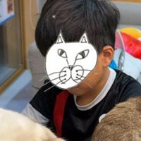 テーブルで勉強をする男の子