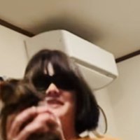 飛んできた三毛猫をキャッチする娘さん