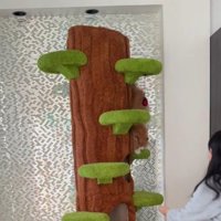 キャットタワーから落ちる猫