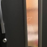 ドア前にいる猫