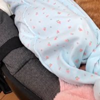 スウィングチェアに横になる赤ちゃん