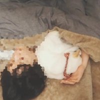 一緒に寝る猫と飼い主