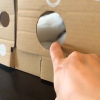 指をつっこんでいる