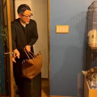 驚く男性