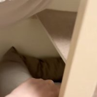 台を指差す