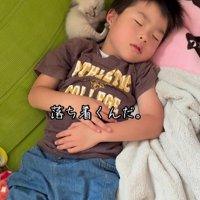 寝ている男の子と子猫
