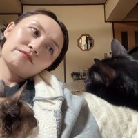 首をかしげる飼い主と猫2