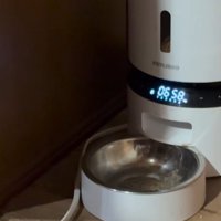 自動給餌器の時計は「6:58」を表示