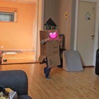 段ボールをかぶった男の子