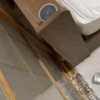 ガラス戸の近くにあるベッドのヘッドボード