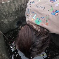下水管をのぞく人