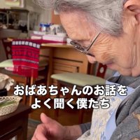 おばあちゃんと2匹の子猫