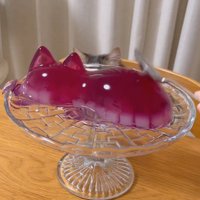 机の下に潜る猫