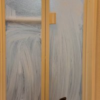 ドアの右に移動した飼い主の手を追いかける猫