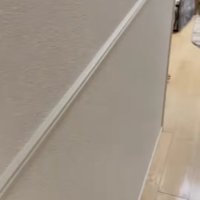 壁の隙間から見えるリビング