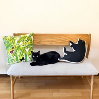 長椅子に座る黒猫