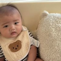 ソファーにいる赤ちゃん