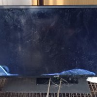猫たちに壊されたテレビ